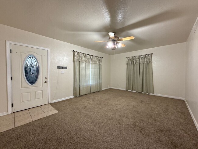 Foto del edificio - 3 bedroom/ 1 bath, No Bills Paid.