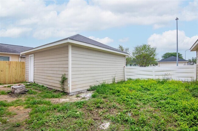 Building Photo - 20911 Young Meadows Way