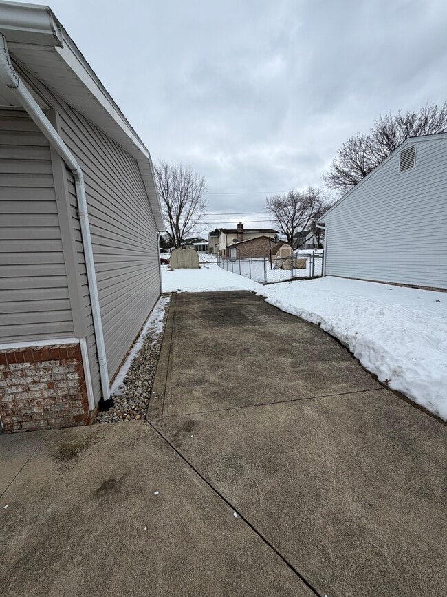 Building Photo - 3452 Kalurah St NE