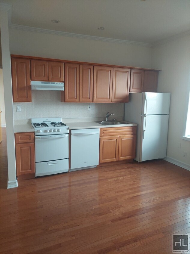 SUNNY AND LARGE 1 BEDROOM OCEAN AVENUE/P... - SUNNY AND LARGE  1 BEDROOM  OCEAN AVENUE/P...