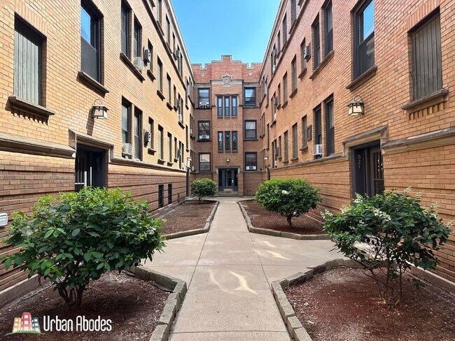 Building Photo - 816 W Cornelia Ave