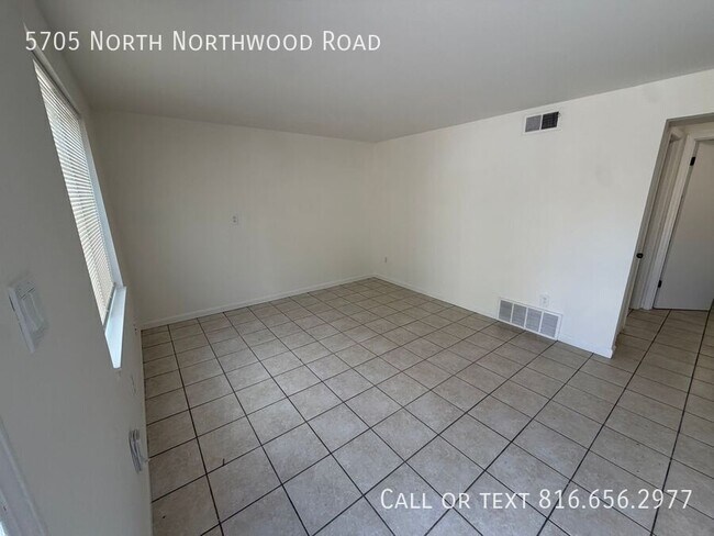 Foto del edificio - 5705 N Northwood Rd