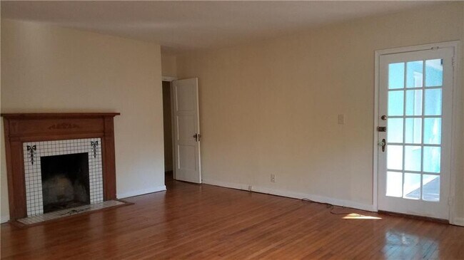 Gran sala de estar - 802 S Candler St