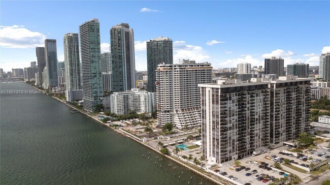 Foto del edificio - 600 NE 36th St