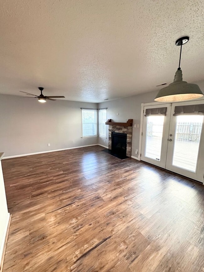 Foto del edificio - 4-Bedroom End-Unit Townhome with Spacious ...