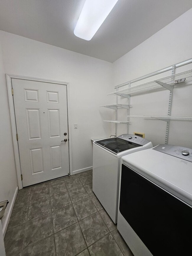 Building Photo - Lovely & spacious 3 bedroom 2 bath home (u...