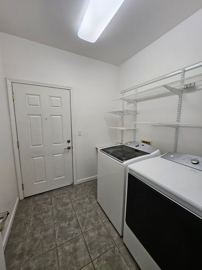 Foto del edificio - Lovely & spacious 3 bedroom 2 bath home (u...