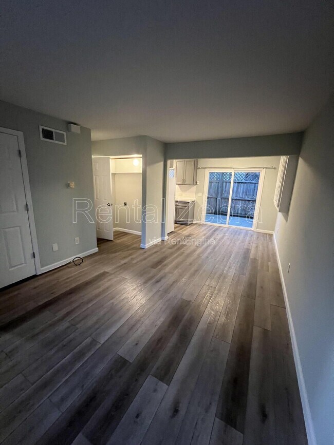 Foto del edificio - 141 Agua Caliente Rd W