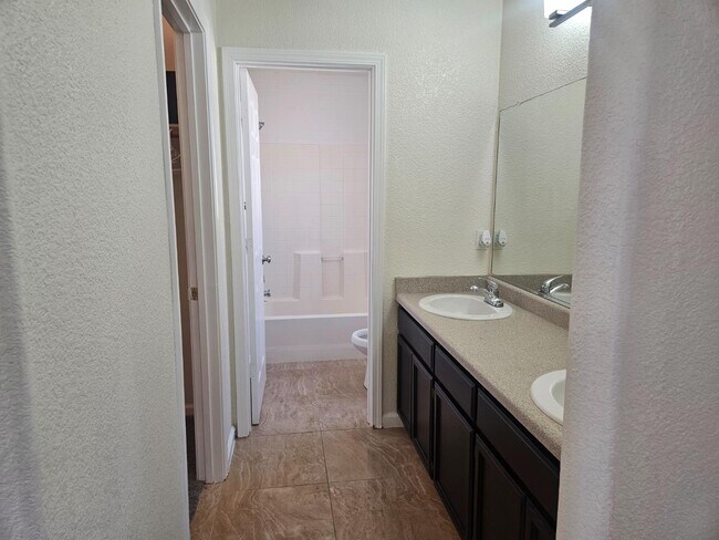 Foto del edificio - 16172 W Botelho Ave