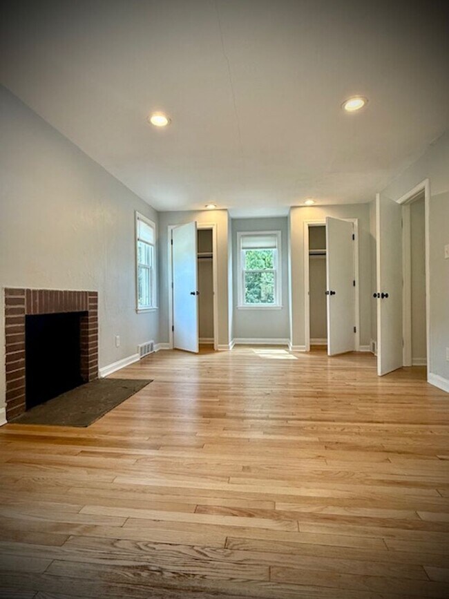 Foto del edificio - Updated, spacious 1 bedroom 1 bath located...