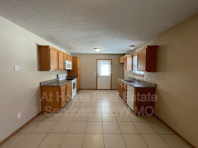 Building Photo - 1245 N Northwood Ave