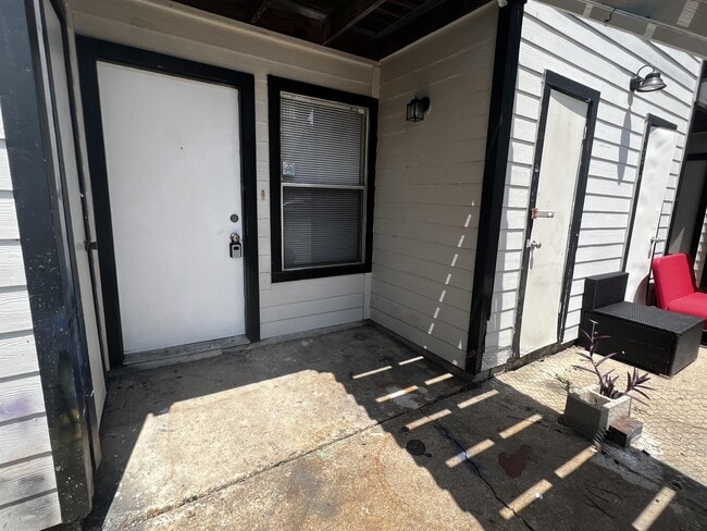 Building Photo - 9806 Roxanna Dr