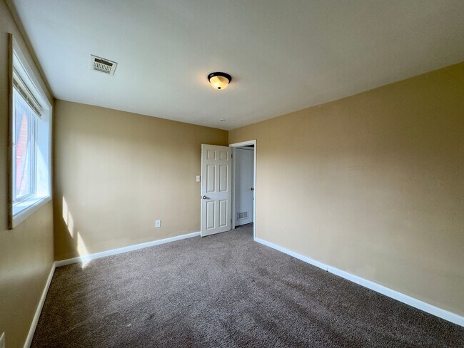 Foto del edificio - For Rent: Comfortable Living at 6414 Faird...