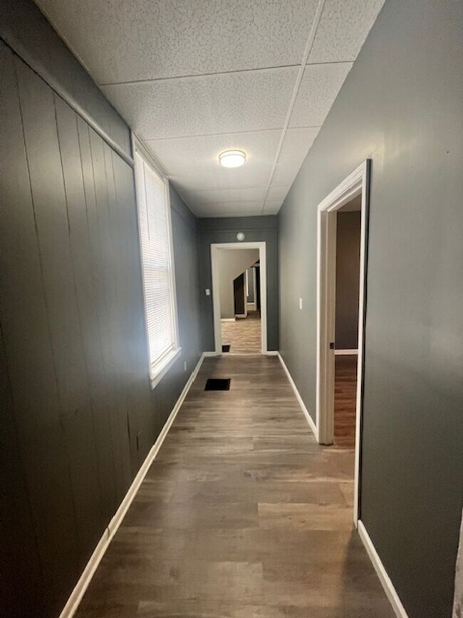 Foto del edificio - Large 5BR/2Ba House- Close to U of L Leasing Special- sign lease by 6/15/2026 and second month is...