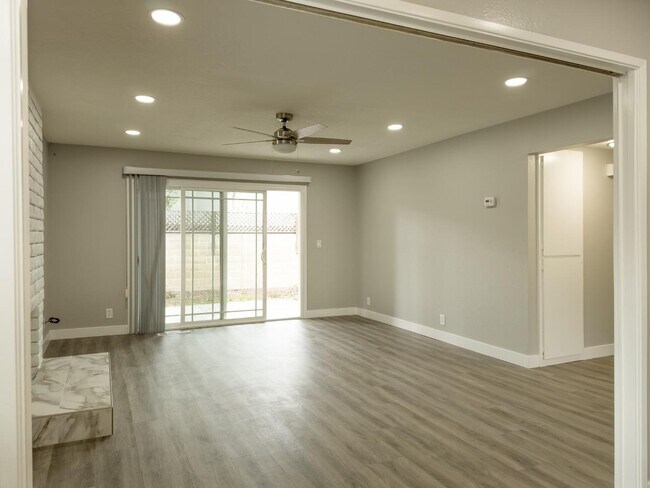 Building Photo - 5525 Thornwood Dr