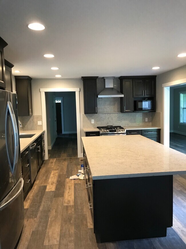 Building Photo - Elegant Ranch Style 3 Bedroom Home - Comin...