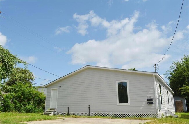 Building Photo - 303 Gans St