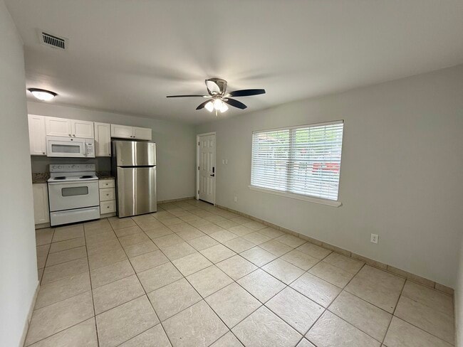 Foto del edificio - 8316 N 10th St