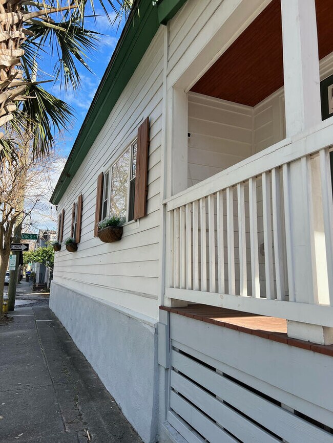 Foto del edificio - 33 Sheppard St. FOR RENT