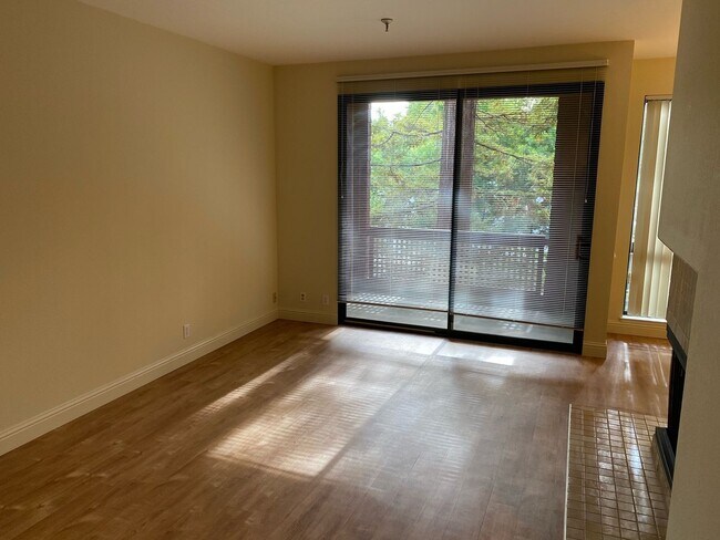 Foto del edificio - Palo Alto Redwoods 2 bd 1 ba 2nd Floor, Qu...