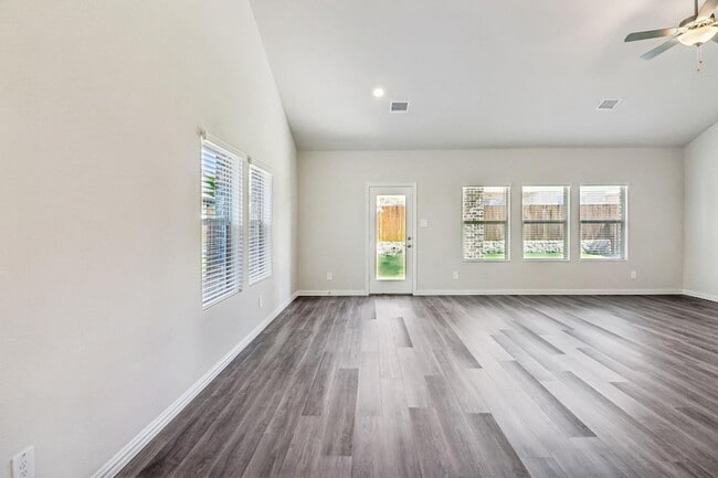 Building Photo - 701 Easthill Dr