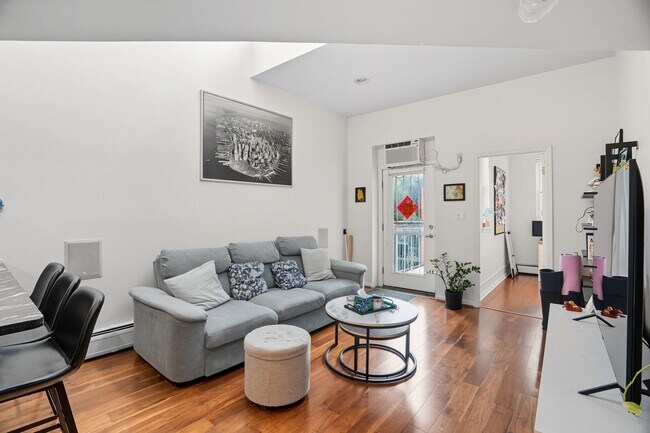 Building Photo - 278 Monmouth St