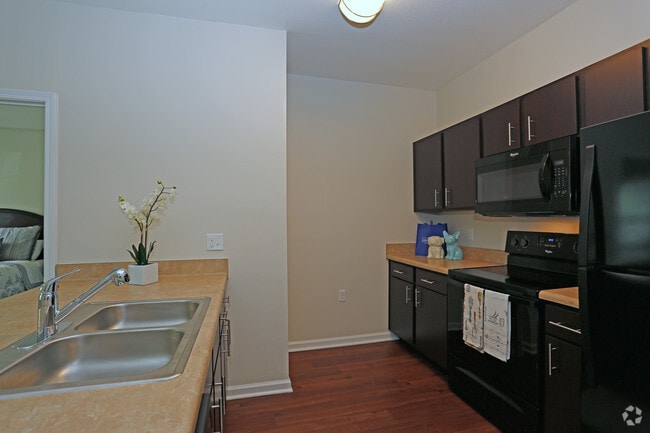 2BR, 2BA - 895 SF - Kitchen - Abigail Court