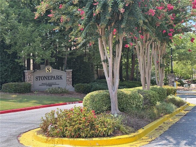 Foto del edificio - 5005 Wingate Way