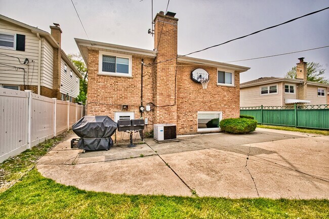 Foto del edificio - 7705 Kostner Ave