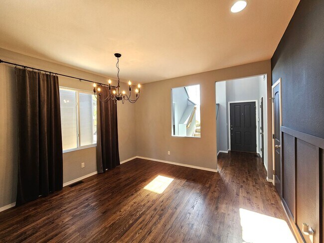 Building Photo - Beautiful home (5 BR/3.5 BA/2 CAR) in D-20...