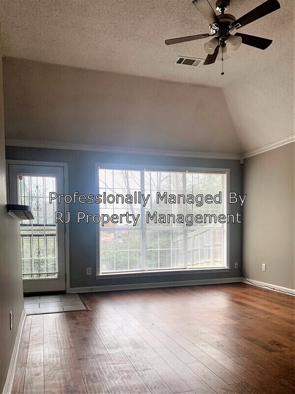 Building Photo - 5585 Millers Glen Ln