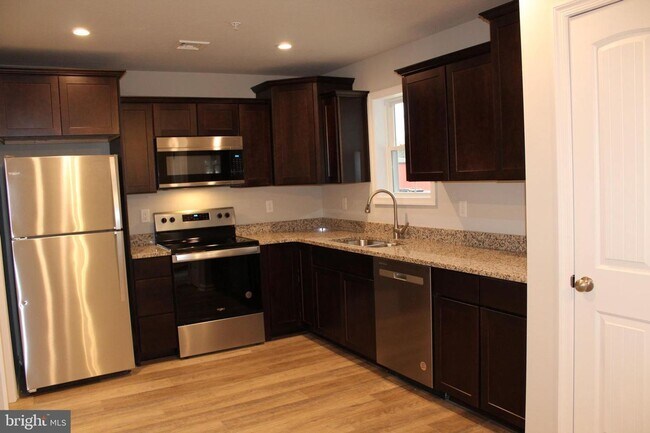 Building Photo - Stunning 3-bedroom townhouse in prime location!
