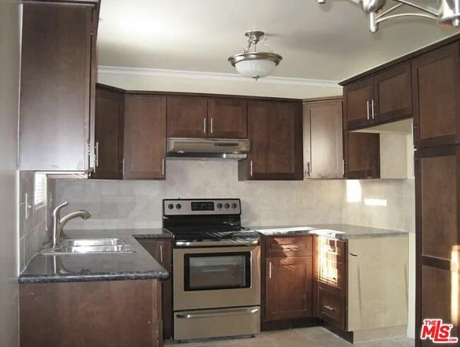 Foto del edificio - 567 S Wilton Pl