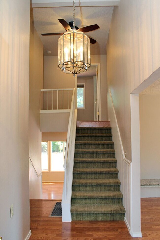 Building Photo - Beautifully Updated Milwaukie 3 Bedroom Sp...