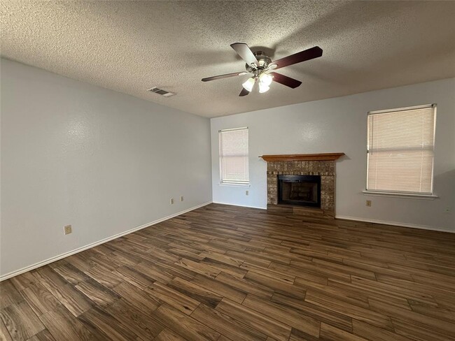 Building Photo - 1914 Hollow Ridge Dr