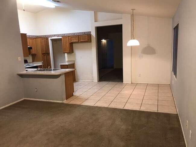 Building Photo - 3 bed 2 bath Camelback & 83rd Ave