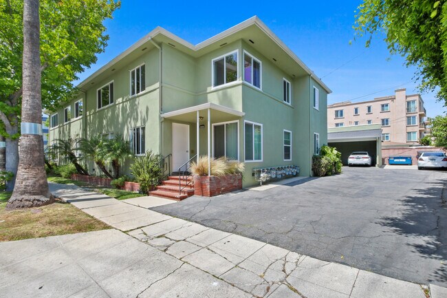 Building Photo - 3008 Greenfield Ave