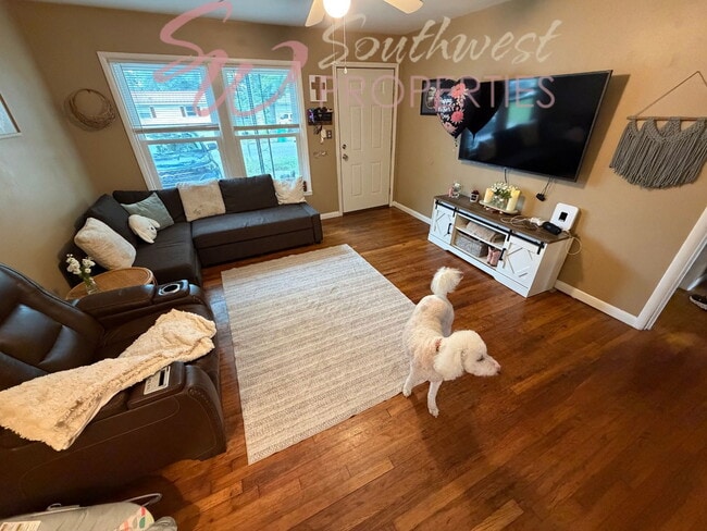 Building Photo - 3 bedroom 1 bath with large bedrooms! Easy walk to campus!