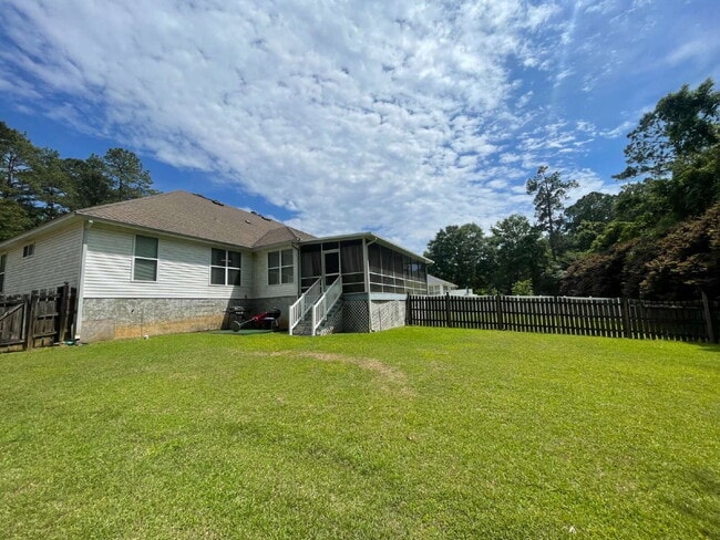 Building Photo - Large 3/2 with Fenced in Yard!