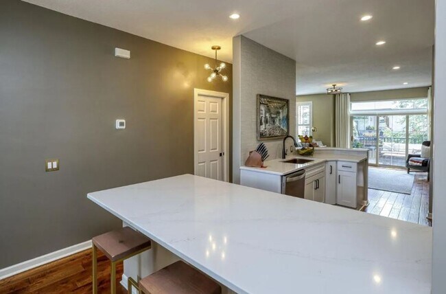 Foto del edificio - Rare NE Minneapolis Townhome with 2 Stall Garage + Soaking Tub