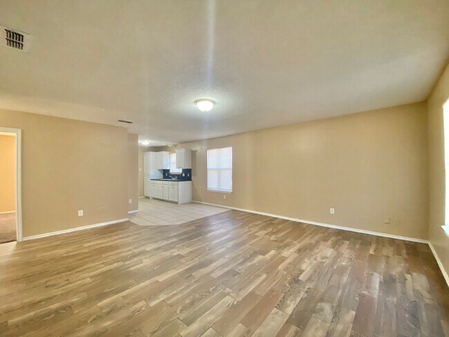 Foto del edificio - 3 bed 1.5 bath now available.