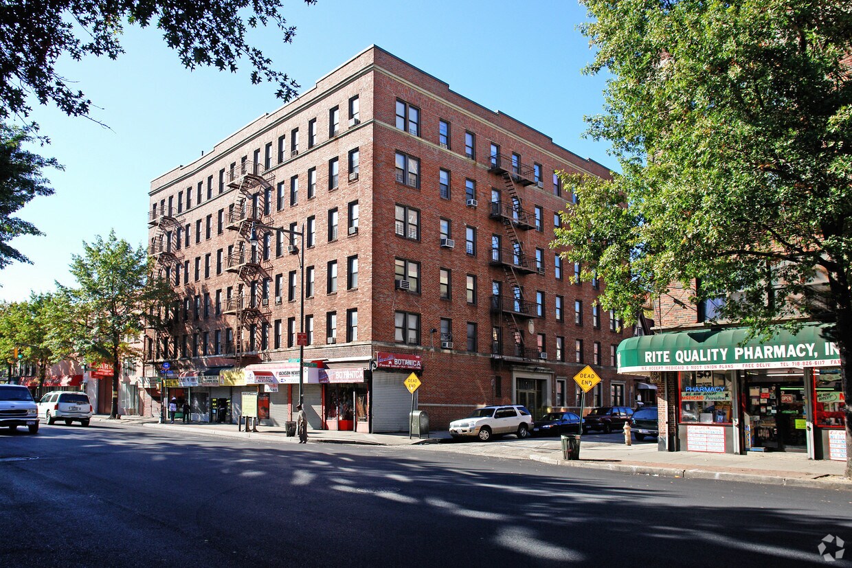 Fachada de calle prominente - 620 Flatbush Ave