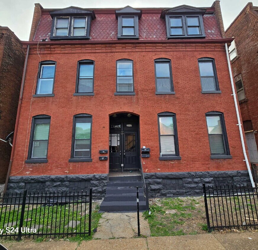 Primary Photo - For Rent: Renovated 2-Story Townhouse in M...