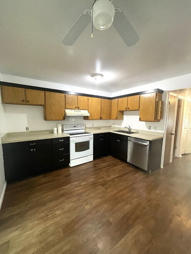 Foto del edificio - 2 Story Townhome in Rose Park - Get $200 O...