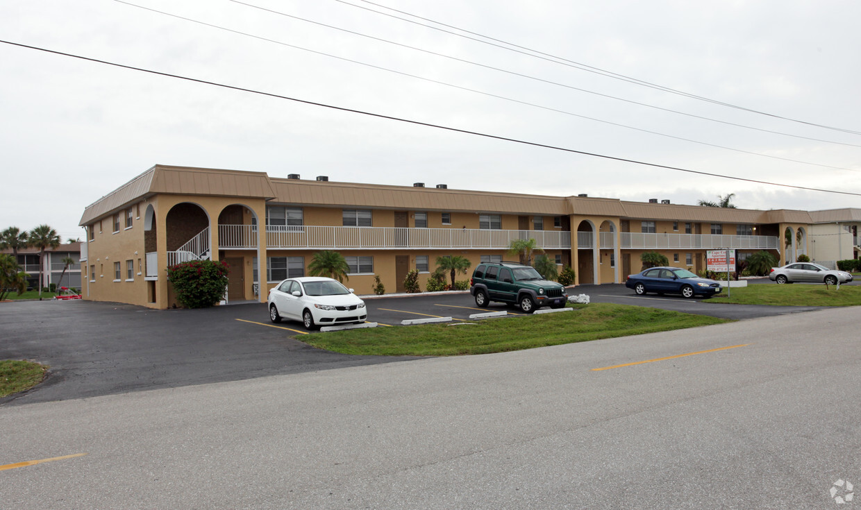 Foto principal - Cape Coral Apartments