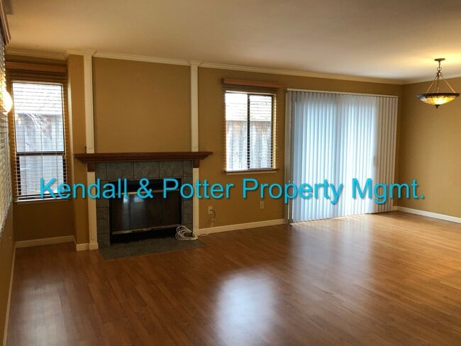 Building Photo - Spacious 3 bed/2.5 bath End Unit Townhome ...