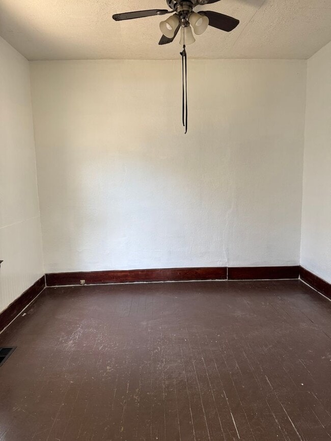 Building Photo - 2 Bedroom 1 Bath Home $1000.00
