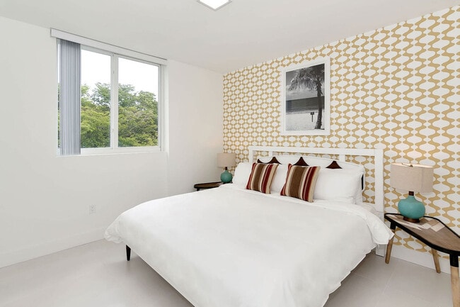 Building Photo - 1710 SW 27th Ave