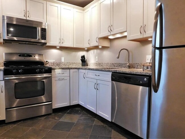 Building Photo - 110 Riverway