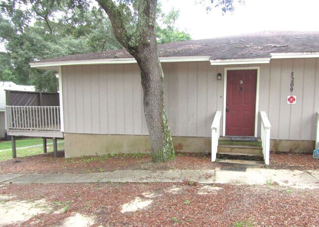 Foto del edificio - Spacious 2BR/1BA Apartment in West Pensaco...